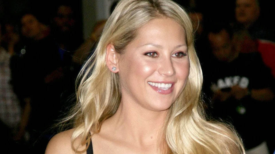 «Отец на гастролях, мать — одна»: почему после рождения 4-го ребенка все говорят не о счастье, а о разводе Курниковой