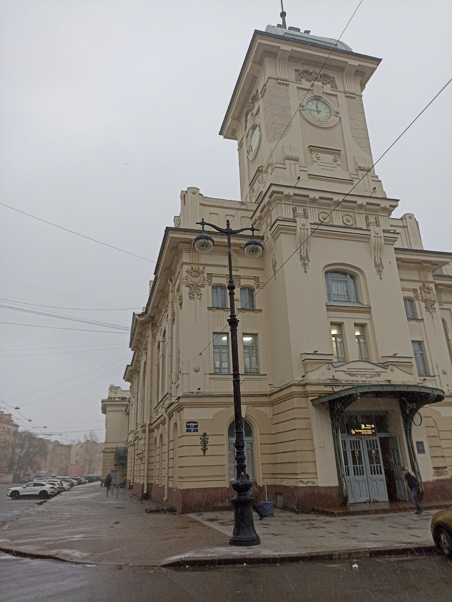 Как и у любого вокзала, у Виетбского есть башня с часасми 