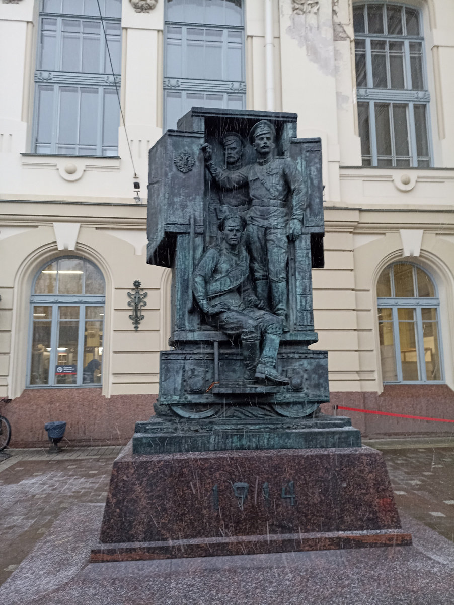 Памятник уезжающим на фронт 