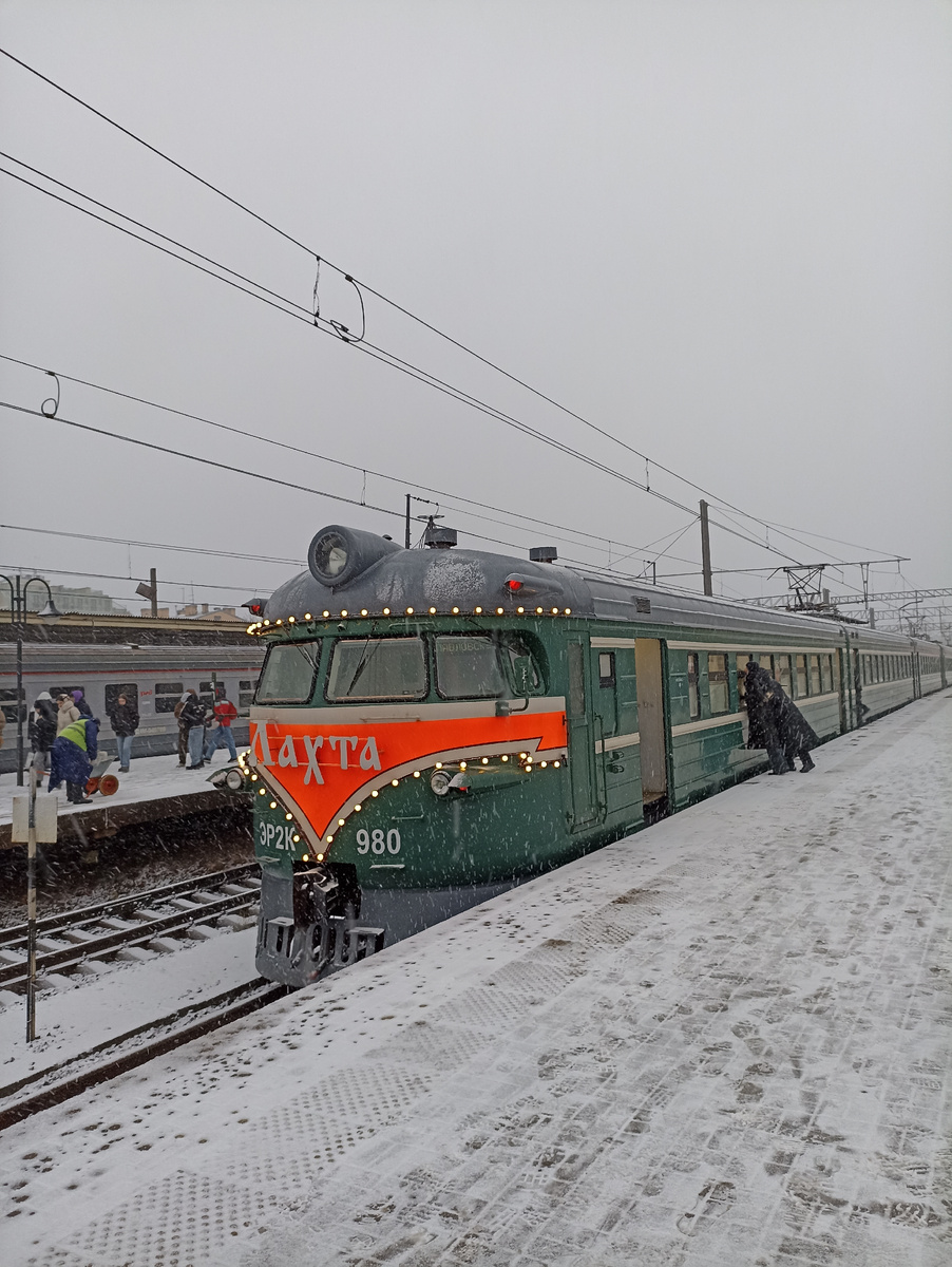 Вот и ретро-поезд "Лахта". Билет на него стоит как в обычную электричку