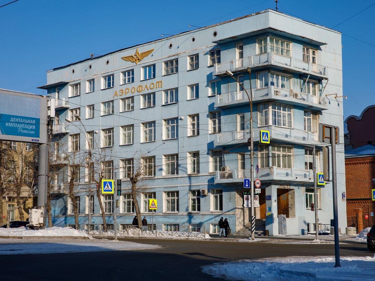 В этом здании Новосибирска, в 60-е годы, располагалось Западно Сибирское Управление гражданской авиации. Здесь же, в одном из кабинетов на первом этаже, каждое лето работала приемная комиссия в авиационные училища гражданской авиации