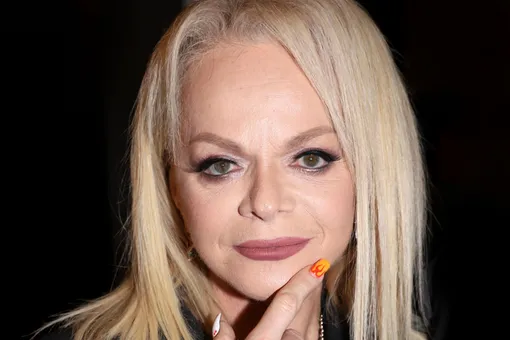 «Главней всего — зонтом прикрыться»: кадры ночного побега Долиной из проигранной квартиры взорвали Сеть