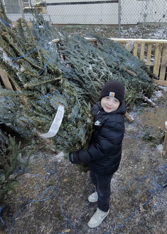 И вот, ура, выбрали! Взяли ёлочку в семью! Довольные и очень гордые несём её домой. «Здравствуй, ёлочка! Заходи в дом!»