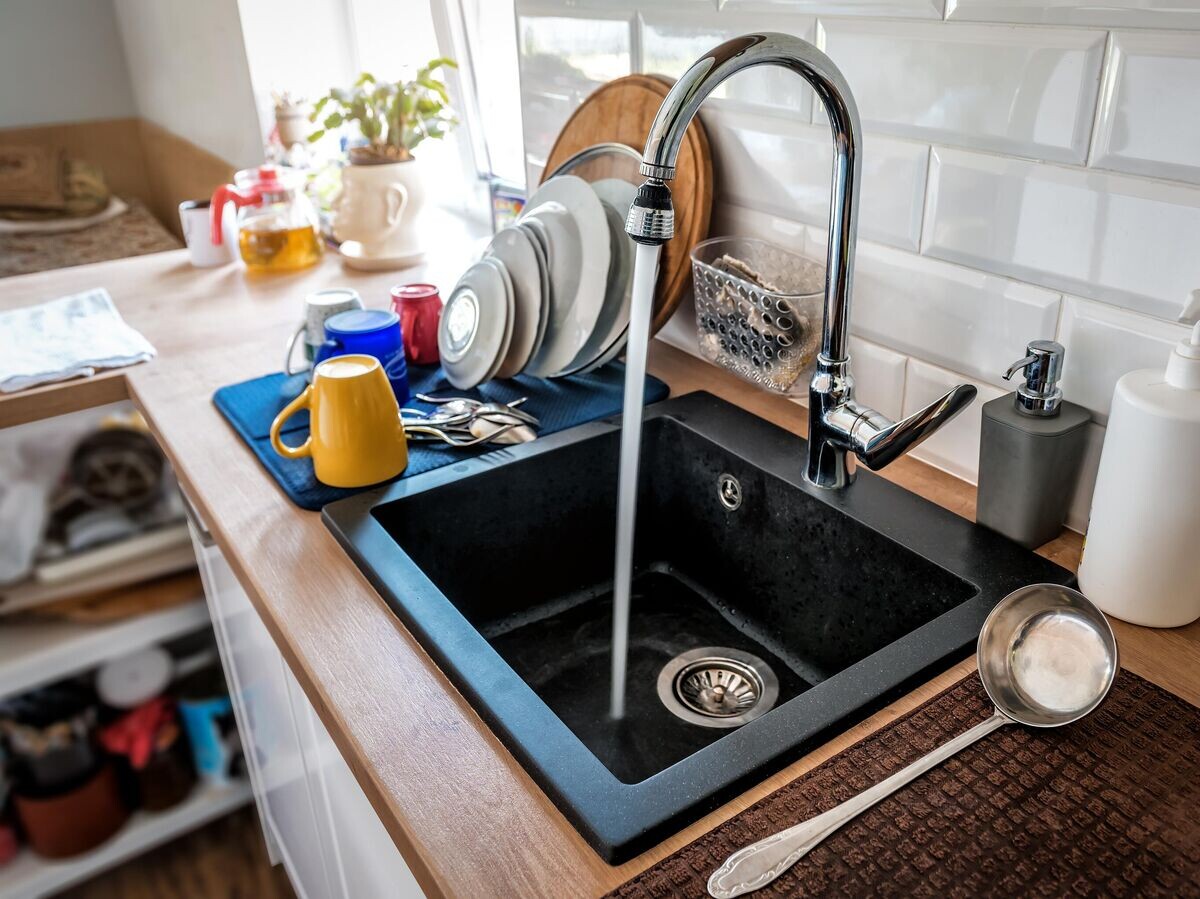    Мытье посуды | © iStock.com / vovashevchuk