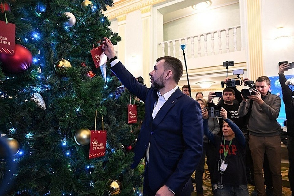    Пушилин пообещал помочь театру из Харцызска попасть на фестиваль в Ижевск. Фото: ТГ/Пушилин