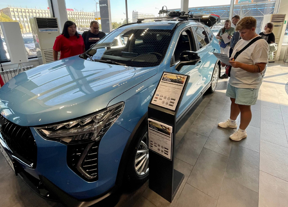 Автосалоны больше не будут навязывать свои услуги. Фото: Августинка Алена