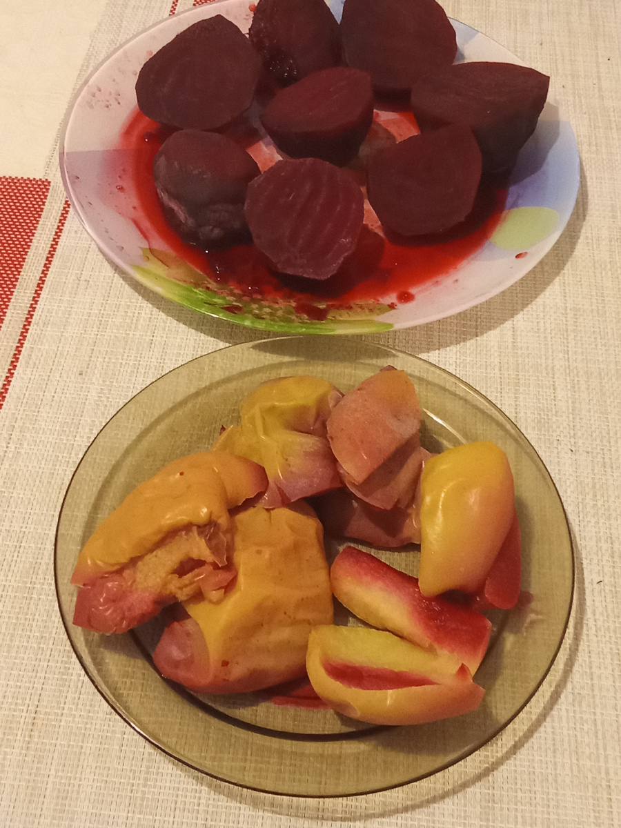 Запечённые в микроволновке яблоки и свекла.  