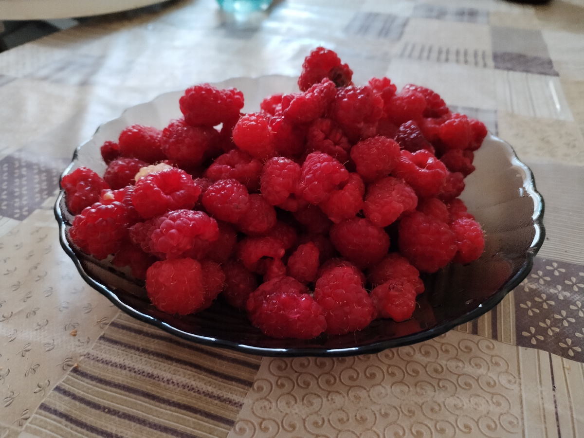 С маленькими желаниями у меня всё хорошо. К примеру, я только захочу какую-нибудь ягоду, как вечером нам её кто-нибудь да принесёт 😄