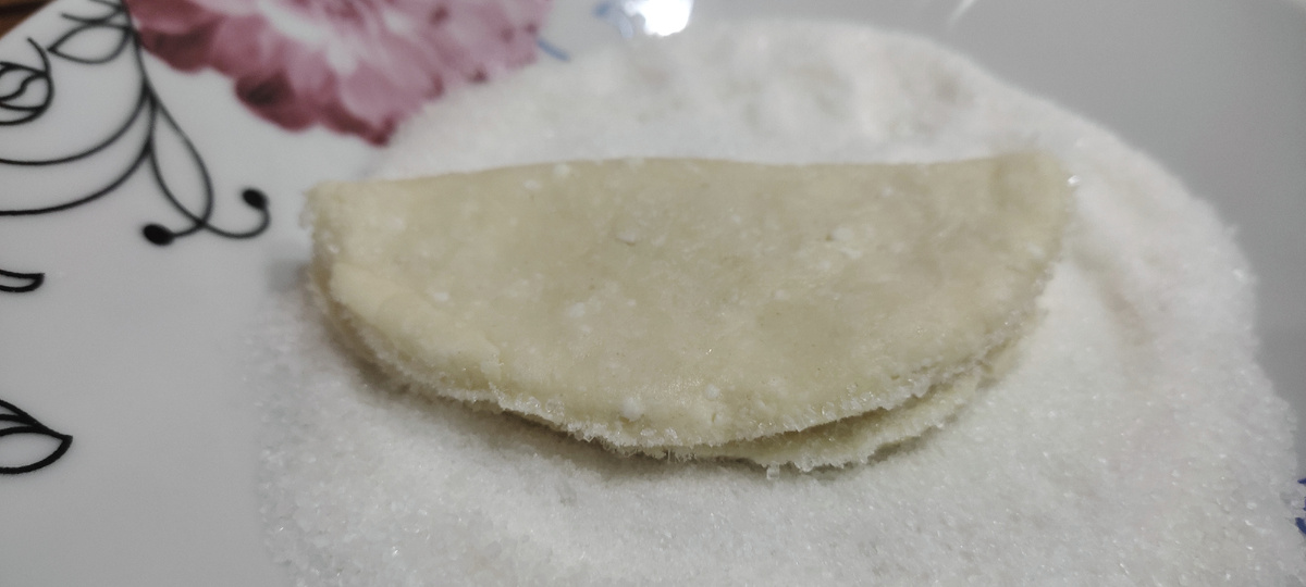 Полукруг обмакнуть в сахар