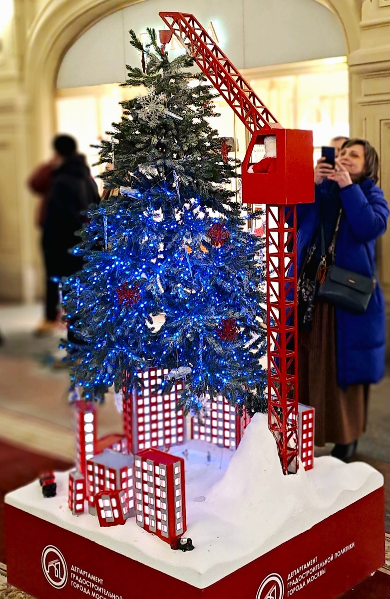 Елки в торговом центре "ГУМ". Елка от градостроителей.