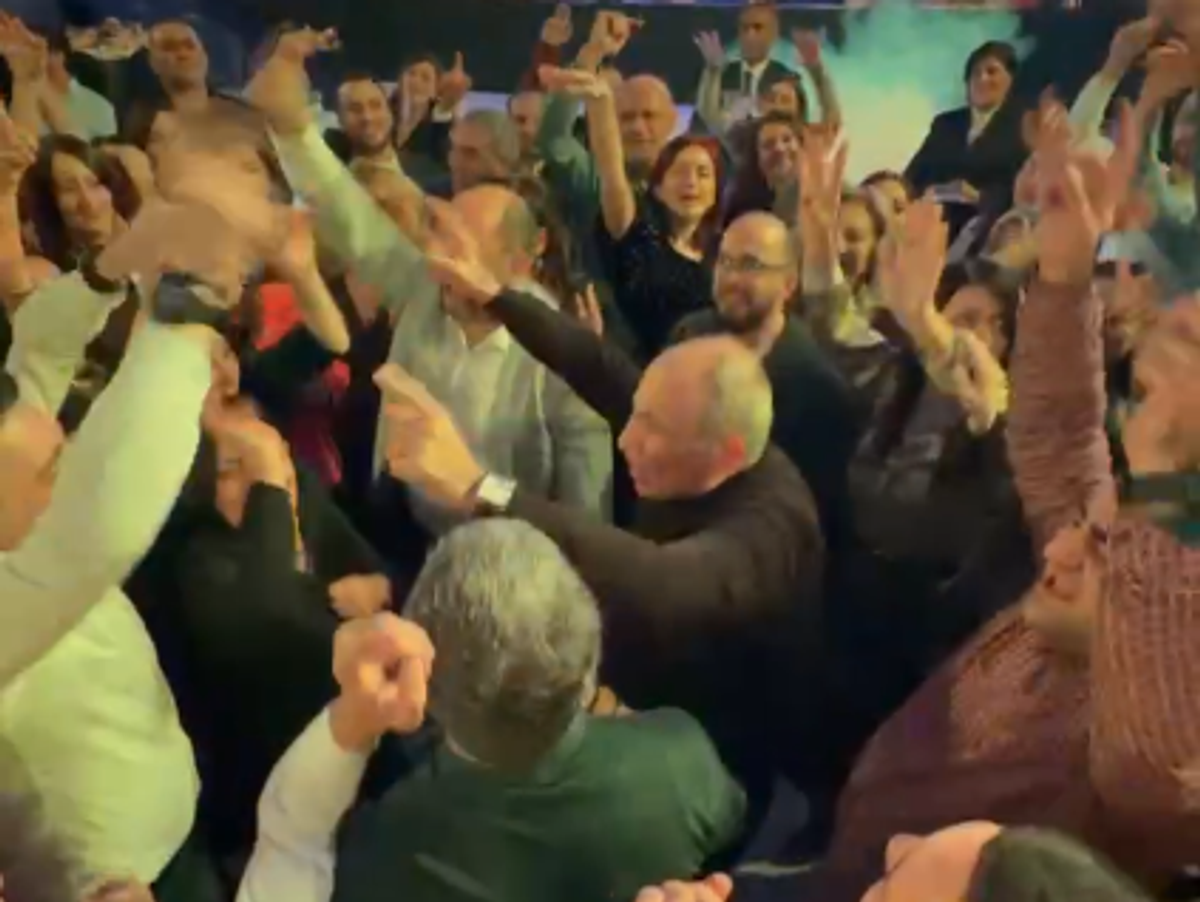    Премьер-министр Армении Никол Пашинян выложил очередное видео с политического собрания правящей партии "Гражданский договор", переросшего в новогодний корпоратив. Скриншот видео | © Фото : Telegram-канал Նիկոլ Փաշինյան/Nikol Pashinyan