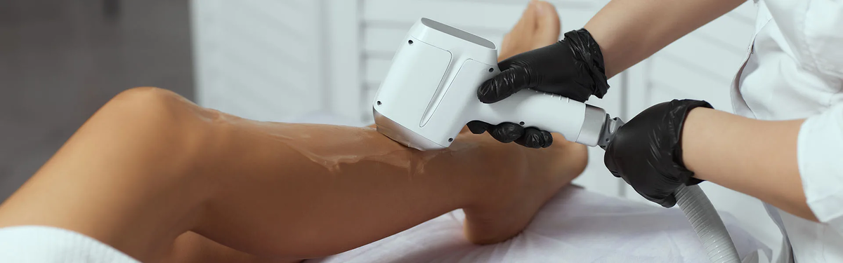 Лазерная и электроэпиляция решают разные задачи: первая подходит для работы с большими зонами, вторая — для точечного и максимально радикального удаления волос.