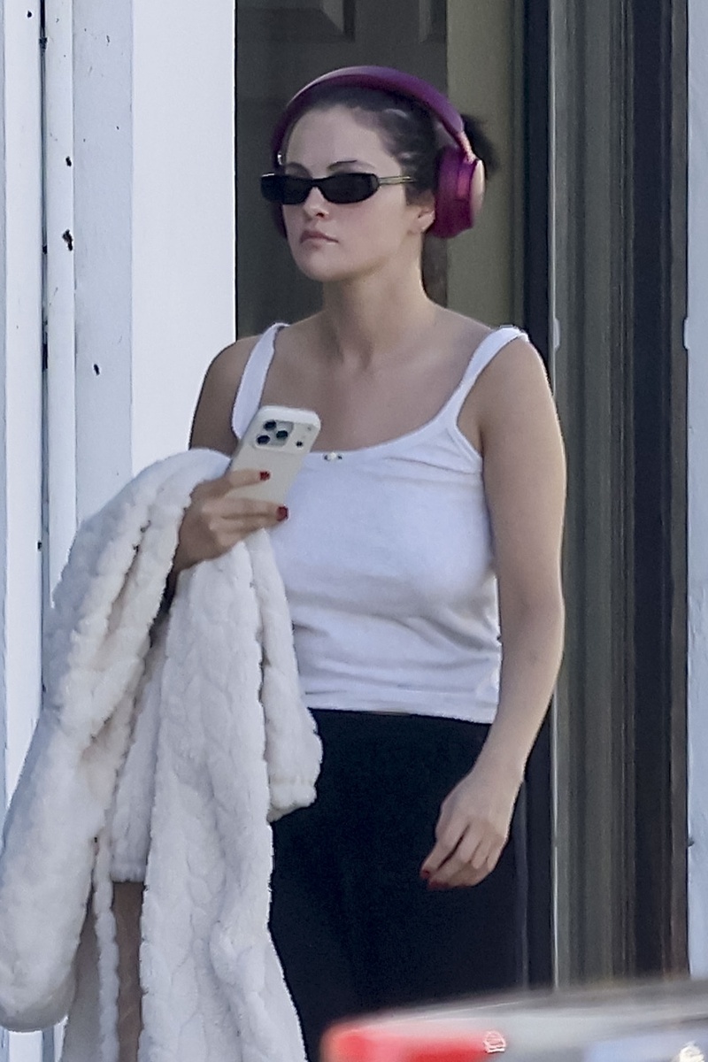    Селена Гомес без браLegion-Media