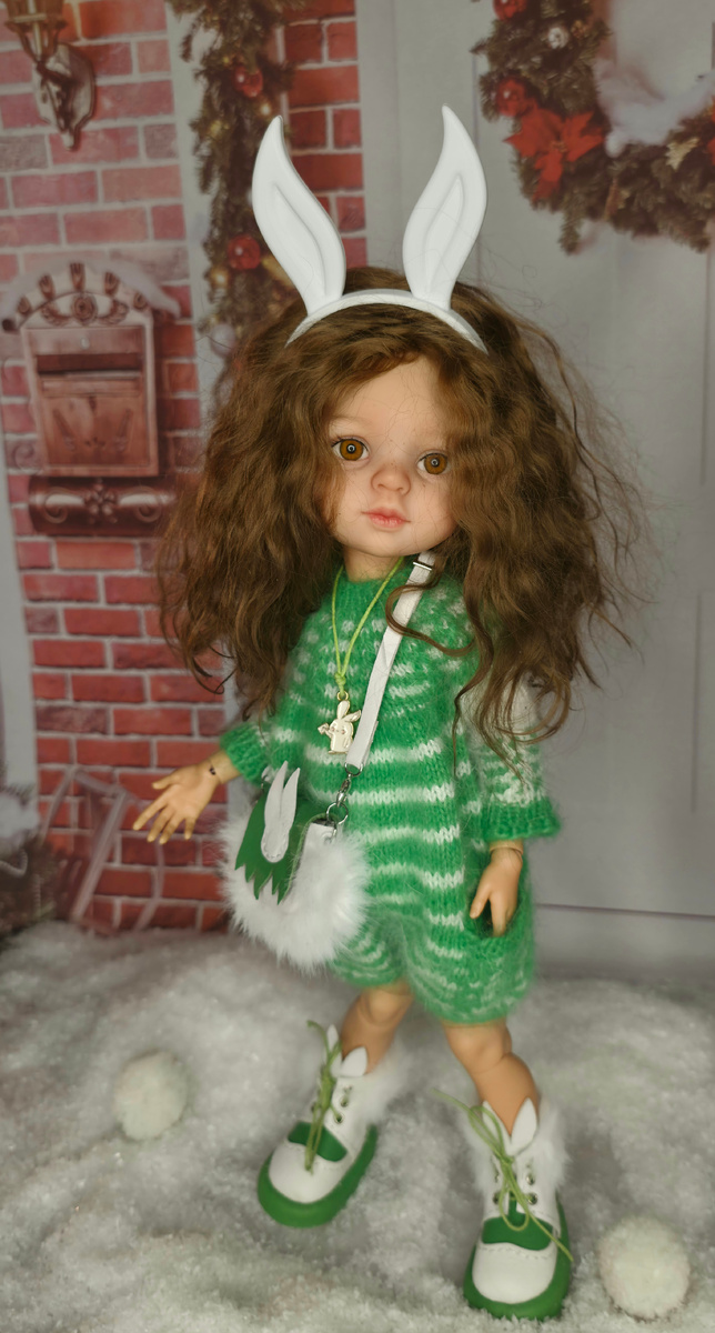 Она надела новый тёплый вязаный комбинезончик, а через плечо повесила маленькую сумочка с белой опушкой. 