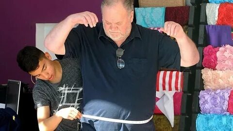 Томас будто бы снимает мерки для костюма, в котом он пойдет на свадьбу дочери