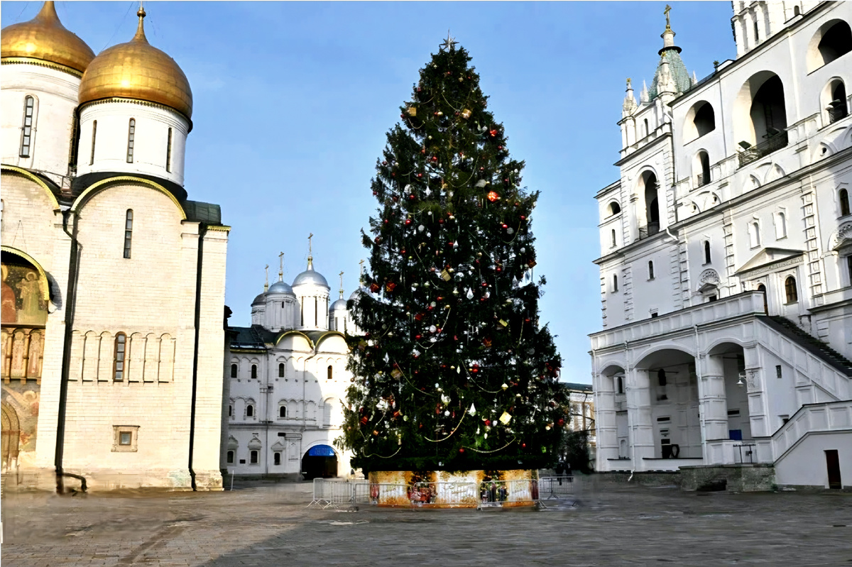 Соборная площадь и новогодняя ёлка. Фото из открытых источников.