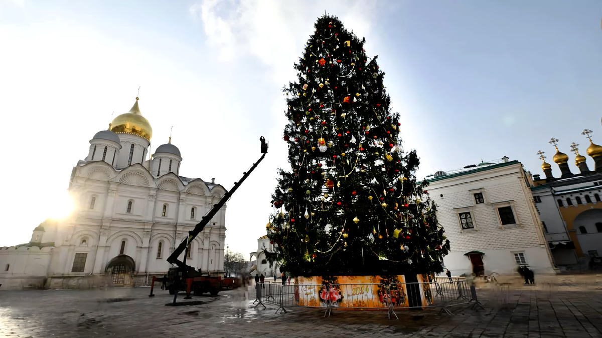 Соборная площадь и новогодняя ёлка, 2023 год. Фото из открытых источников.
