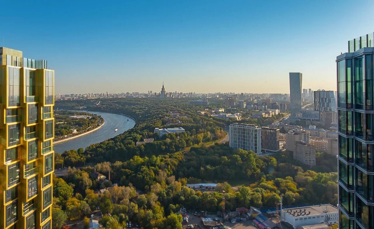 Вид на МГУ из пентхауса в ЖК Хайд, Москва. Знаковый объект в кадре работает безотказно: символ, масштаб, перспектива. Сильный аргумент – ещё до того, как начинается разговор о жизни внутри.