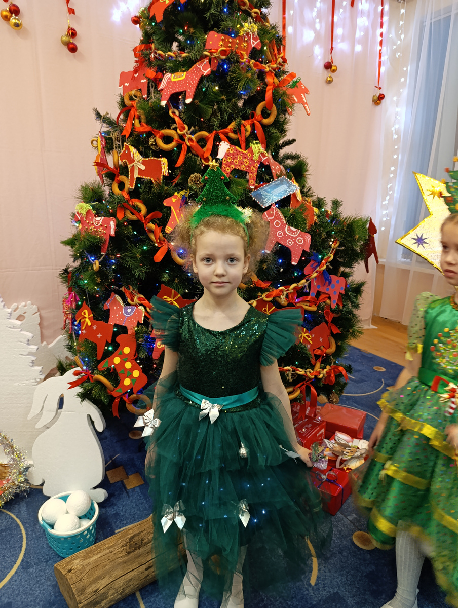 Дочка была в роли Ёлочки. Трендовая елка в саду, воспитатели постарались.