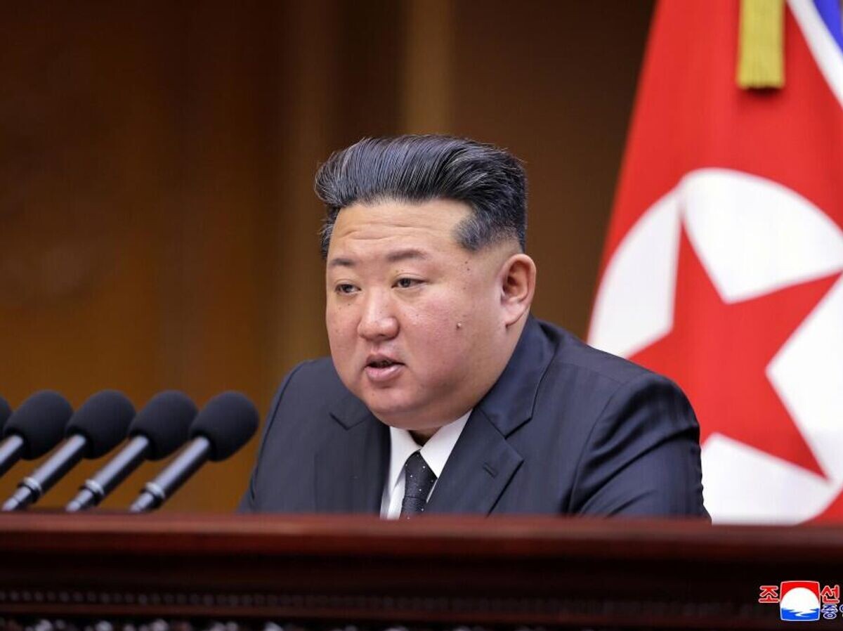    Председатель государственных дел КНДР Ким Чен Ын выступает на 13-й сессии Верховного народного собрания 14-го созыва | © Фото : ЦТАК