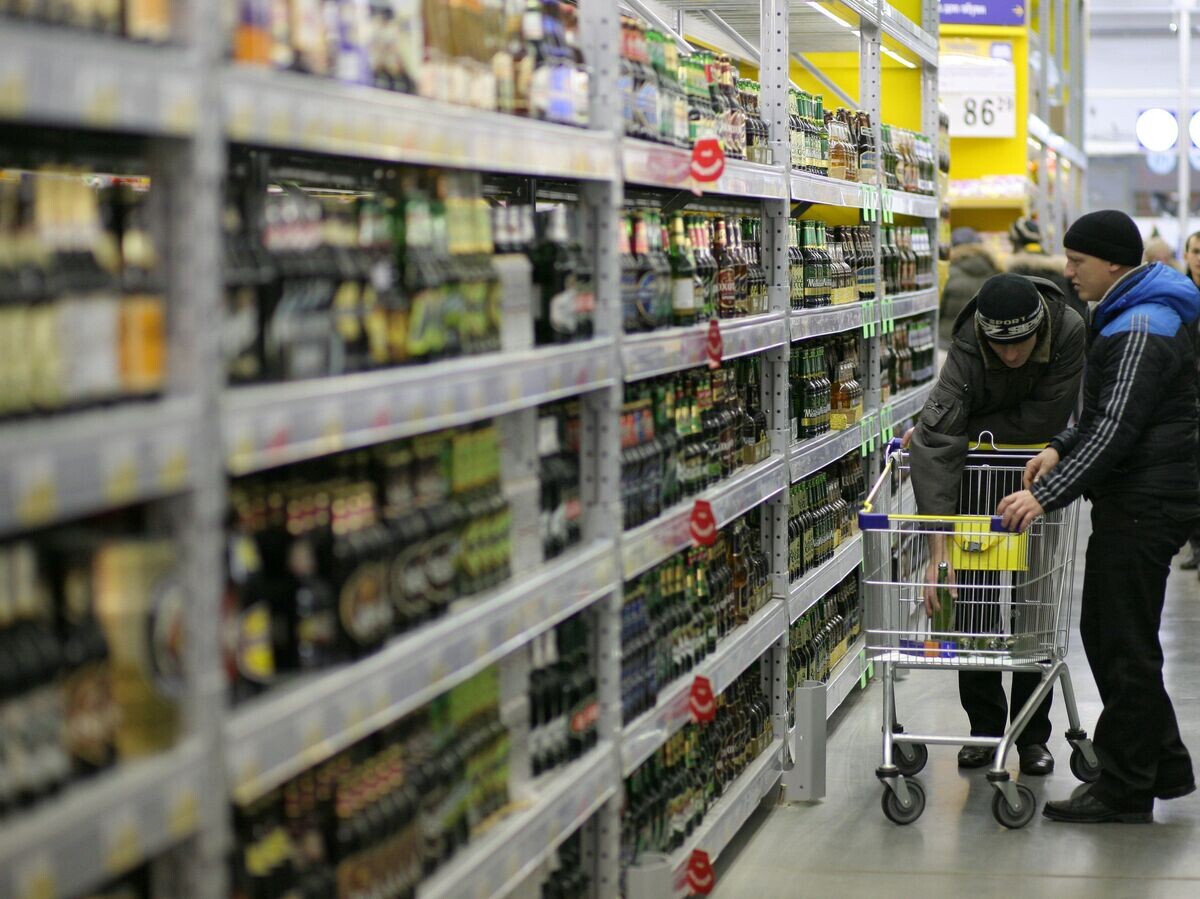    Покупатели выбирают пиво в отделе алкоголя | © РИА Новости / Александр Кряжев