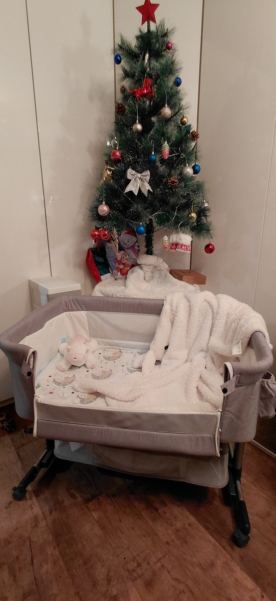 На 1-ом месте , у меня приставная , передвижная кроватка-люлька.