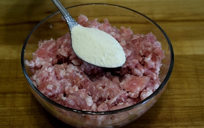 Столовой ложки манки будет достаточно