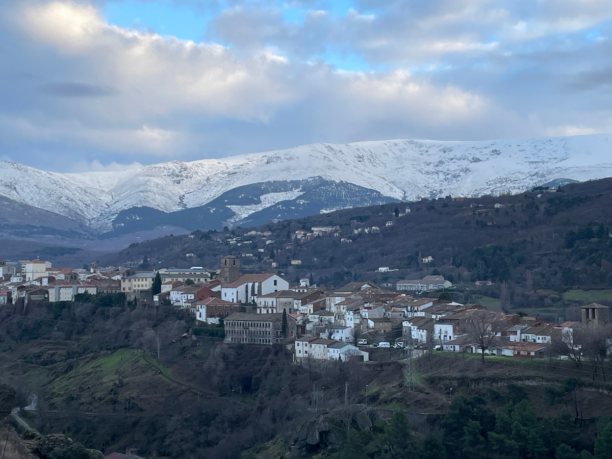 Горы завалило снегом