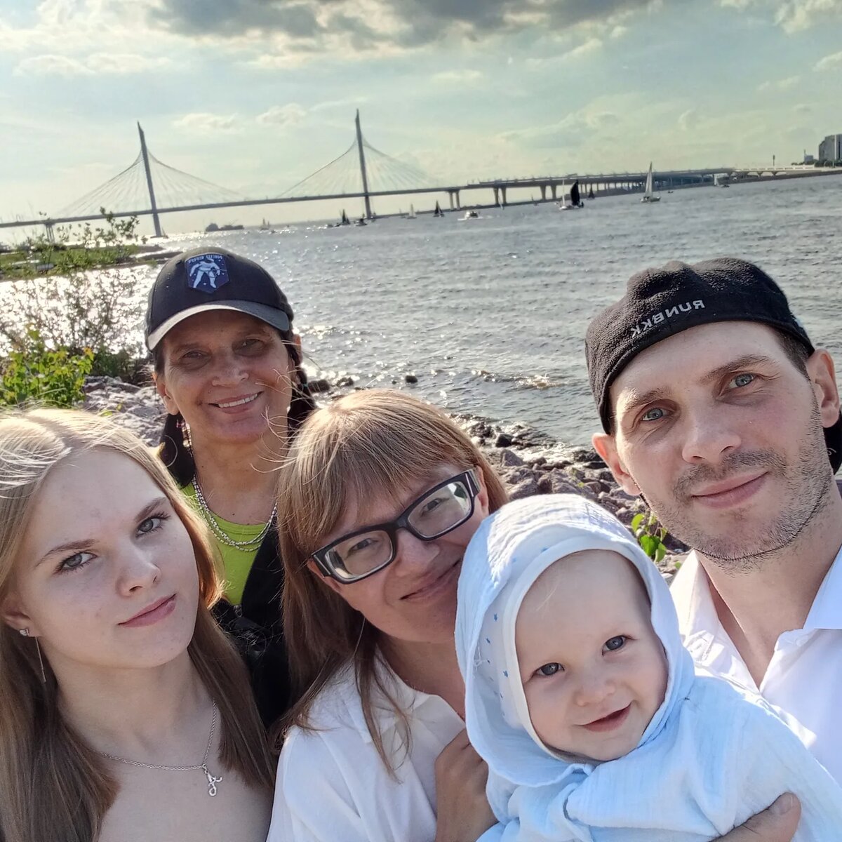 22.12.2025 Марку исполнилось 2 г.4 мес.  Для тех, кто недавно подписался на мой канал объясняю, что 22.08. Марк родился и мы каждый месяц ему отмечали, месяц, два, три, и. т. д. К нам приезжает мама мужа. Так у нас появилась традиция 22 ого числа собираться. Это не значит, что она раз в месяц приезжает, но 22 ого числа каждый месяц у нас чаепитие. Но из-за предстоящей прививки я перенесла встречу на конец недели, на пятницу. Но я решила подготовить сюрприз к её приезду. Днём я сходила в фото- салон и распечатала это фото. Фото было сделано в июне 2024 года. Марку 9 месяцев. Это наше первое путешествие с маленьким сыном.  Мы ездили в Санкт- Петербург. Моя мама тогда дома осталась с животными, а поехала с нами впервые моя свекровь. Это фото мужа попросила повесить у нас в комнате над диваном. Я в этом же фото- салоне рамку купила.  Когда Татьяна Михайловна пришла фото уже было на стене). 