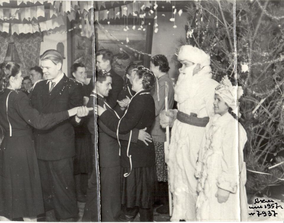    Новогодний бал-маскарад 31 декабря 1954 г. в клубе колхоза "Новый путь" Благовещенского района . Источник: goskatalog.ru, архив АГКМ, Калабухов А.П.