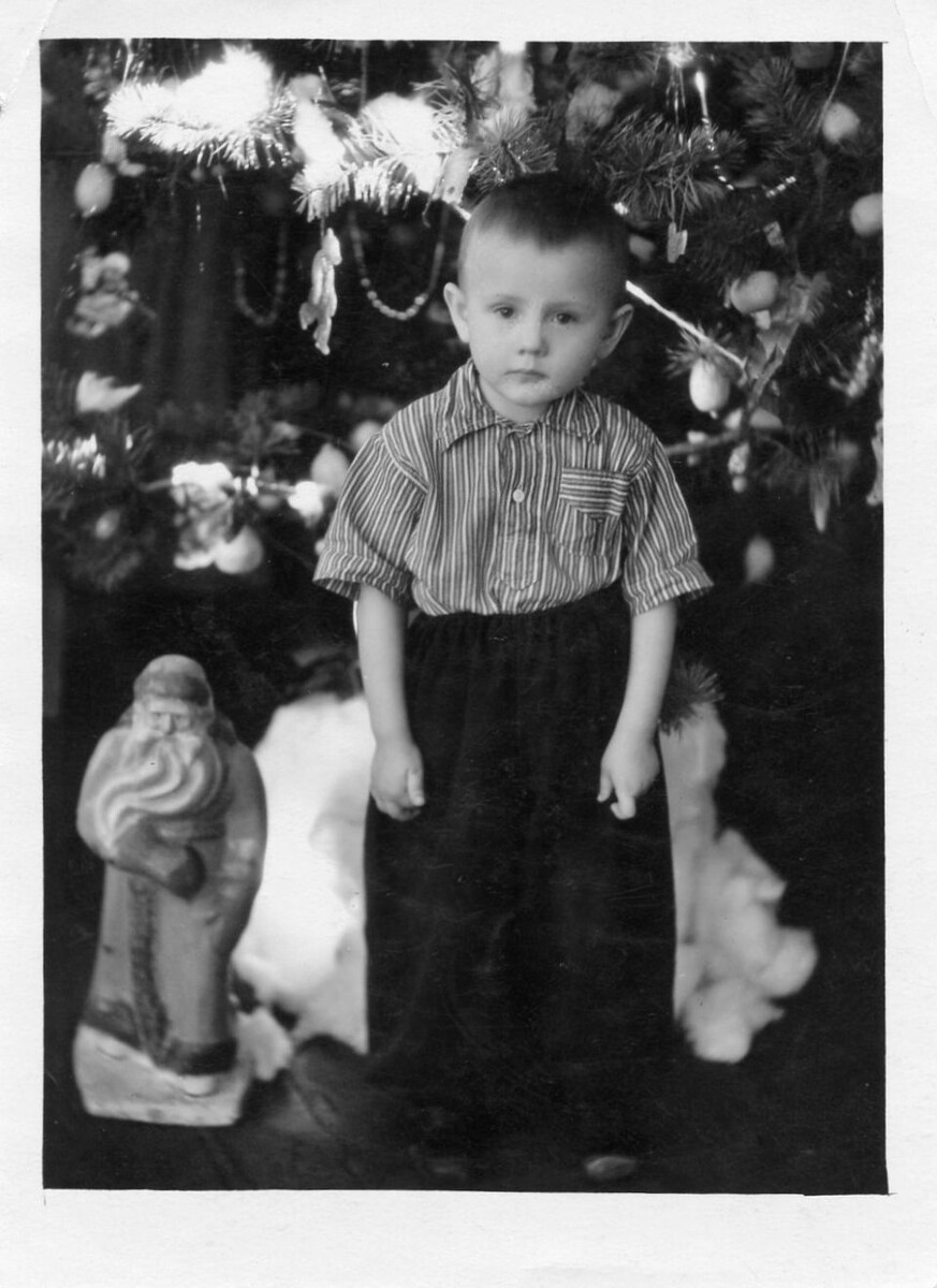    Мальчик у новогодней ёлки. 1957 г.. Источник: goskatalog.ru, архив АГКМ