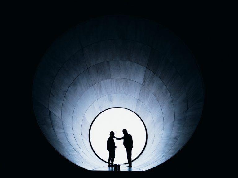    На фото — сцена из спектакля «В ожидании Годо» © Andy Henderson