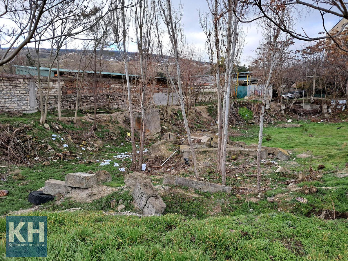 Неприглядный вид котлована у Гостиного двора