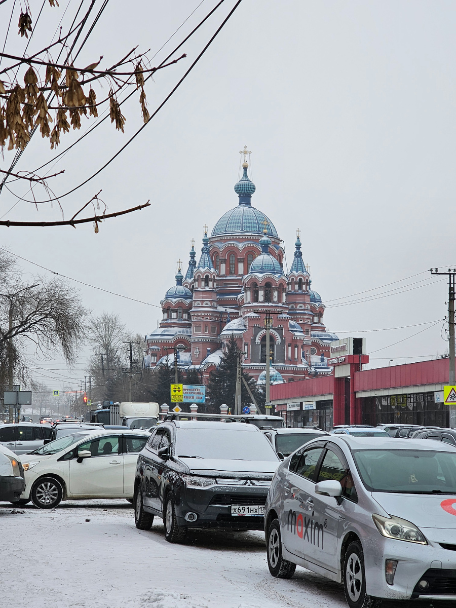 Справа расположился рынок автозапчастей и прочей ерунды. Церковь скрашивает это место.