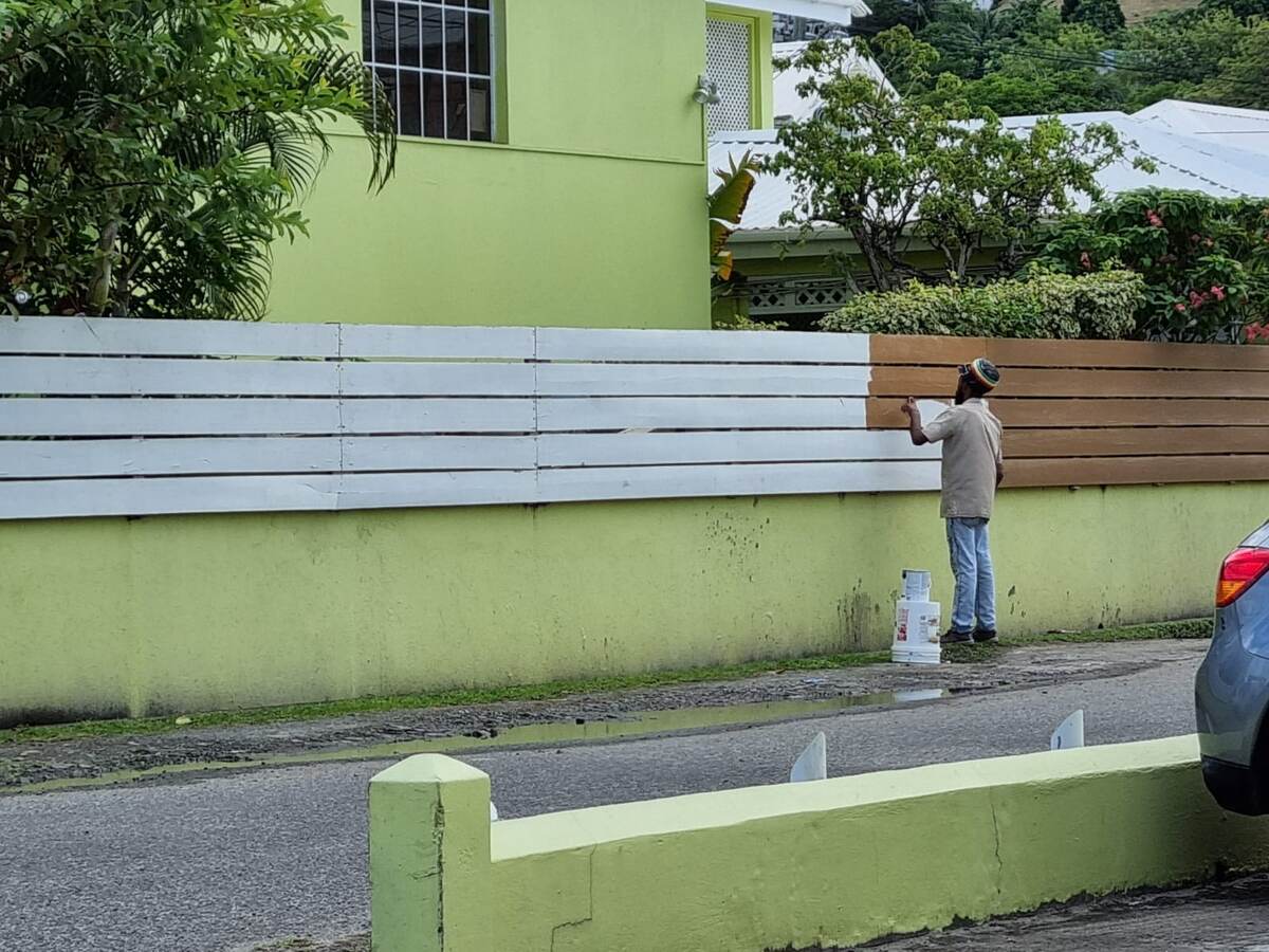 красят забор возле нашего отеля