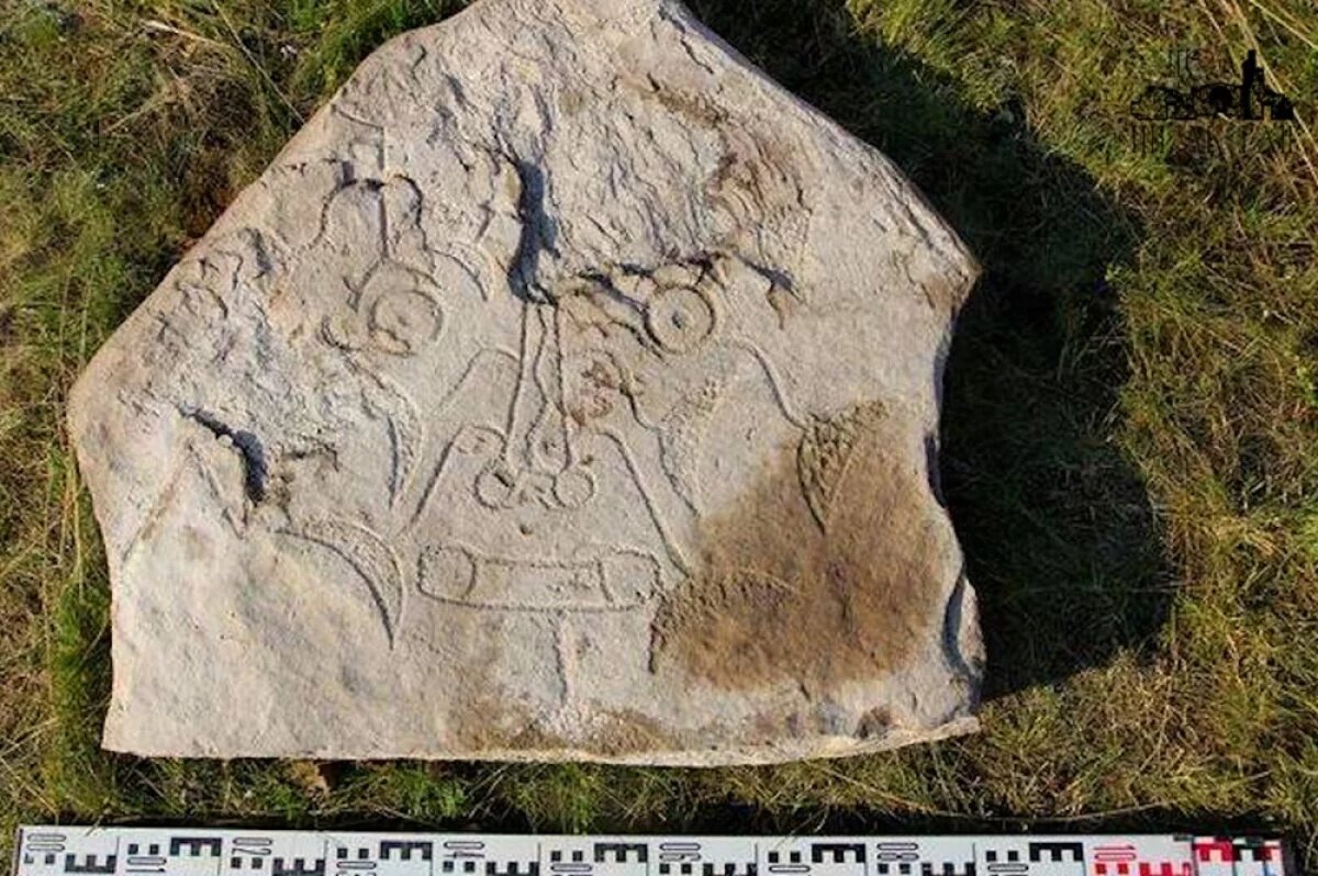    На кургане Итколь II археологи обнаружили уникальную каменную плиту.