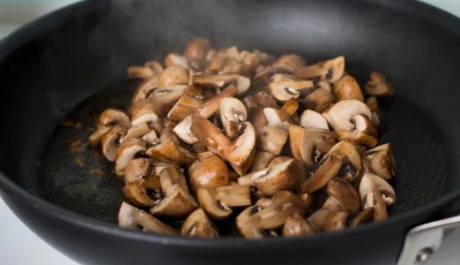 Первый закон жареных грибов - и еще 4 правила: для шампиньонов, вешенки - и для лесных. Настоящее жареные, не пареные - душистые, румяные