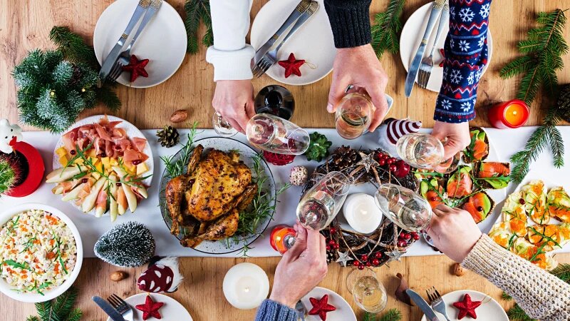     Новогоднее застолье. freepik.com/timolina