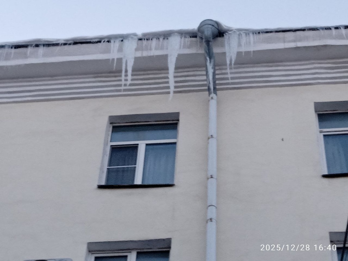 г.Омск пр.Карла Маркса  д.38    Длина сосулек около 2х метров и вес примерно 30 кг.                       И так по всему периметру дома.