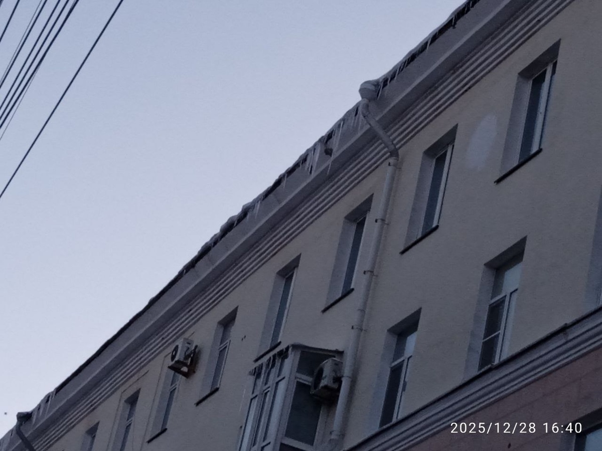 г.Омск пр.Карла Маркса 38   Сосульки над тратуаром и над  пешеходной аркой.