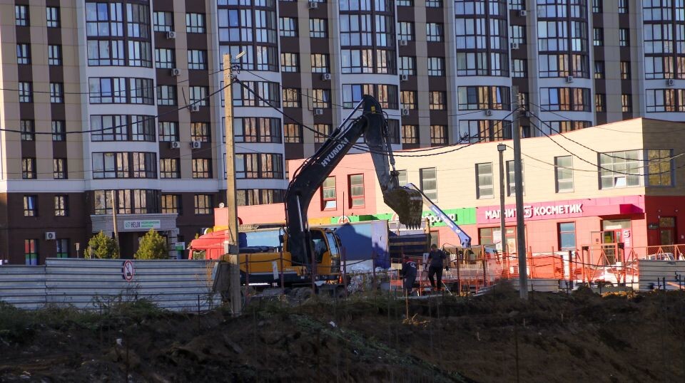    Строительство здания для филиала Городской поликлиники №9 в Барнауле. Октябрь 2025 года. Источник: Виталий Барабаш/"Толк"