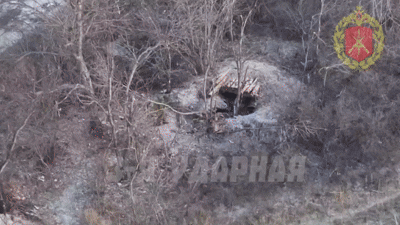   Наш военный около Северска сначала подорвал блиндаж ВСУ противотанковой миной, а затем сбил вражеский дрон-камикадзе. Видео: "3-я ударная"