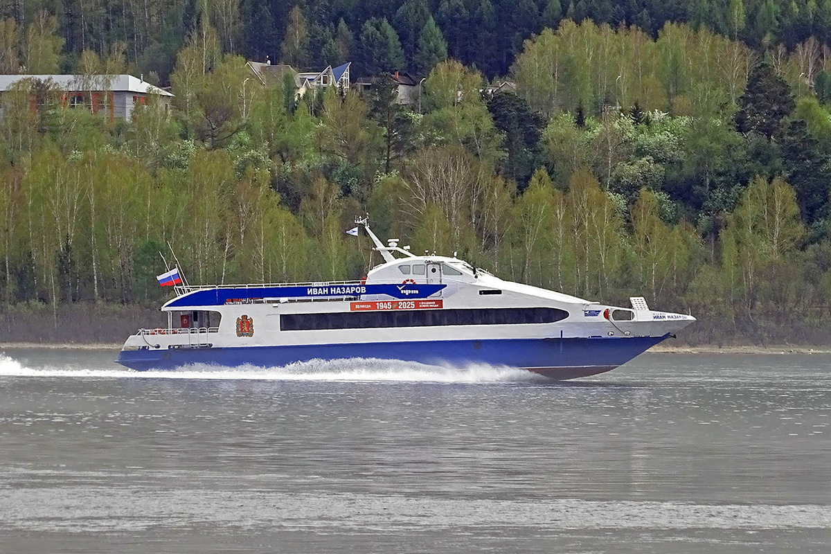     Скоростное пассажирское глиссирующее судно «Иван Назаров», названное в честь начальника Енисейского пароходства с 1939 по 1970 год, идет вверх по Енисею напротив Успенского мужского монастыря в Красноярске. Через несколько лет ему и другим планируют замену