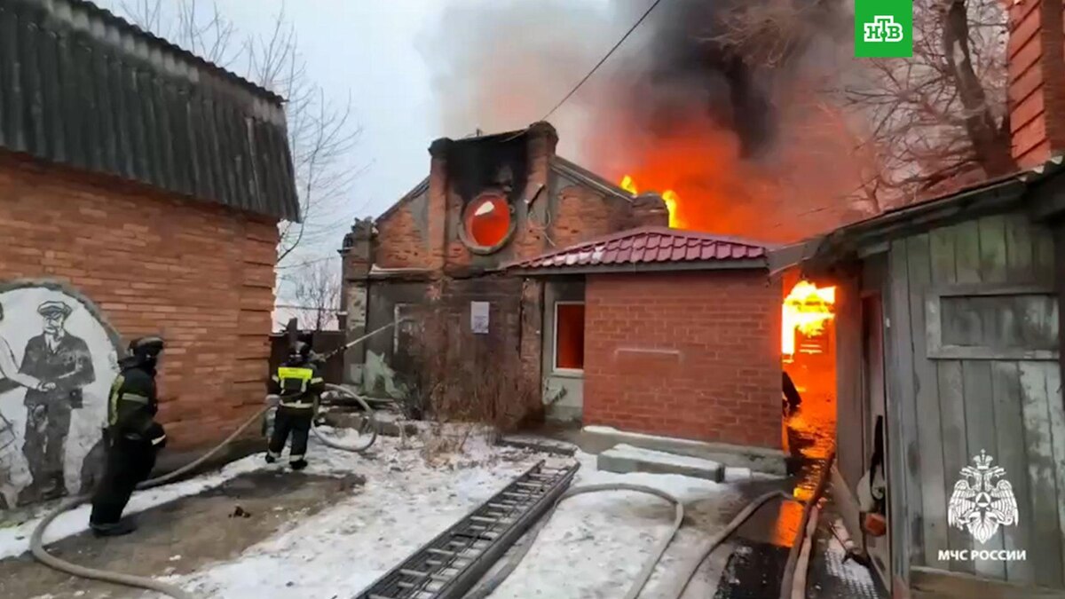    Крупный пожар тушат в центре Владивостока