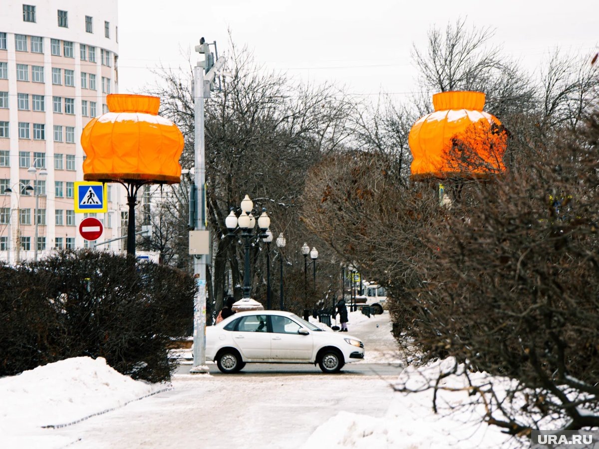     Абажуры появлябтся каждый год под конец декабря уже 14-й раз подряд
