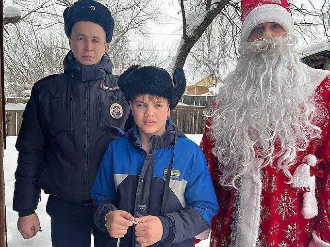 Сотрудник полиции и Полицейский Дед Мороз вручили подростку новогодний подарок