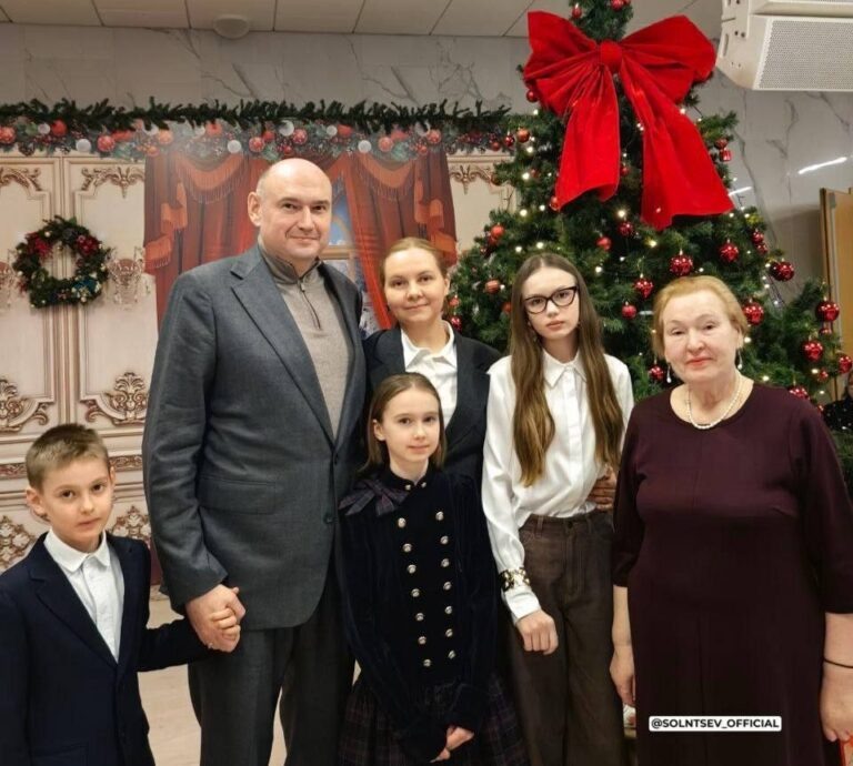    Евгений Солнцев с семьёй побывал на аншлаговом спектакле в оренбургском театре Оренбуржье