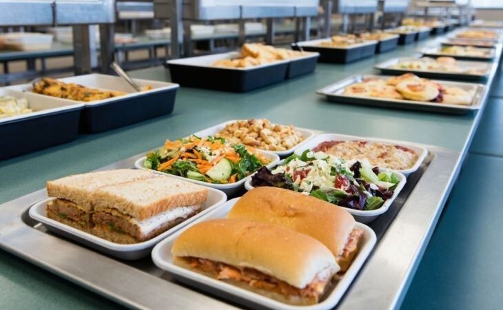 Столовая. Фото: сгенерировано с помощью нейросети "Алиса", "Атмосфера"