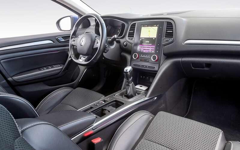   Людей, привыкших к Логанам и Дастерам, салон Renault Megane может удивить качеством материалов и эргономикой.