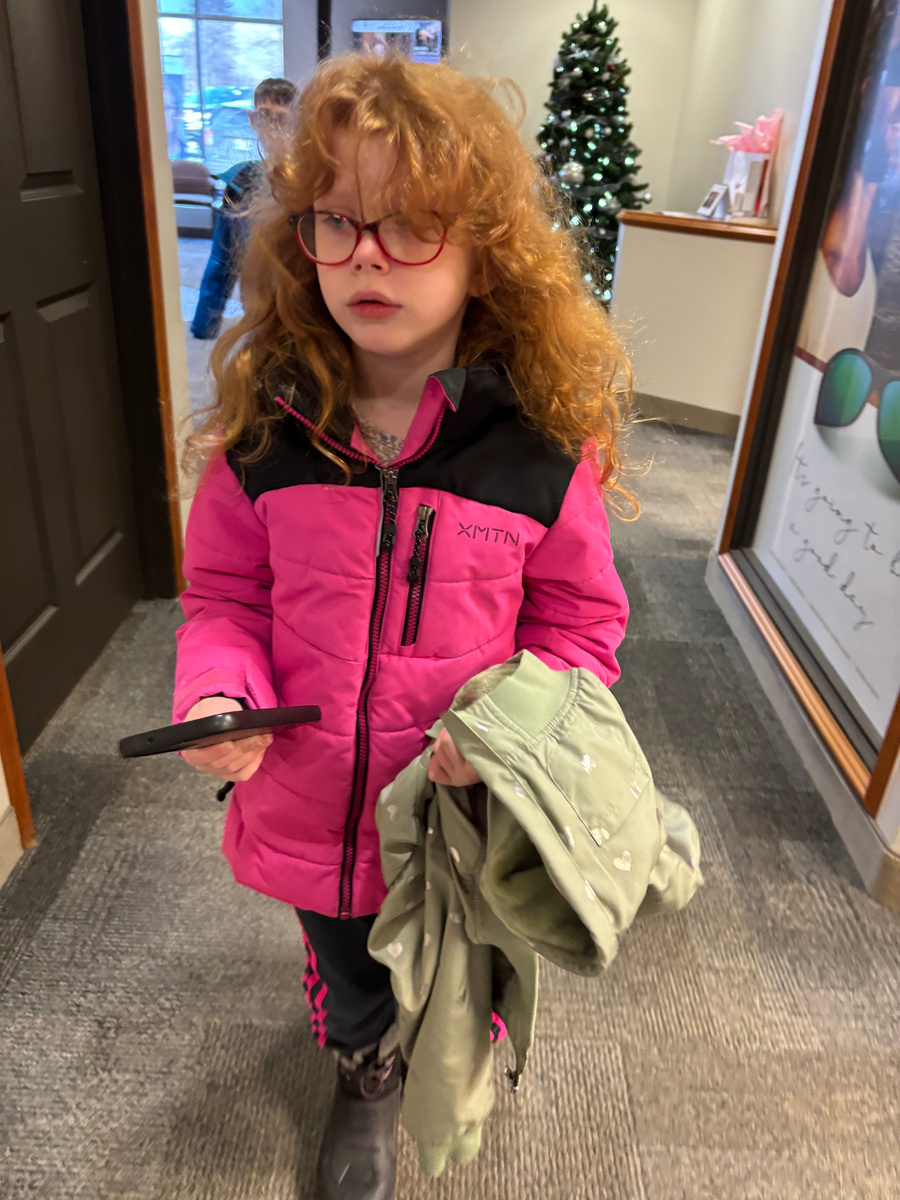 С собой Эля часто берет любимую ветровку и переодевается в помещении. 